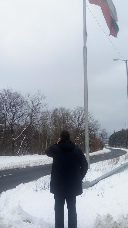 Областният управител Никола Чанев разпореди да се сменят трикольорите на входовете на Кърджали за Трети март