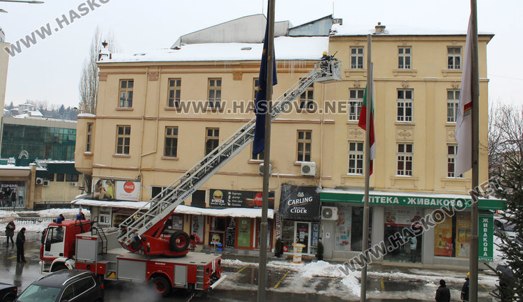 Ледени висулки дебнат минувачи в Хасково, пожарната обезопаси козирка