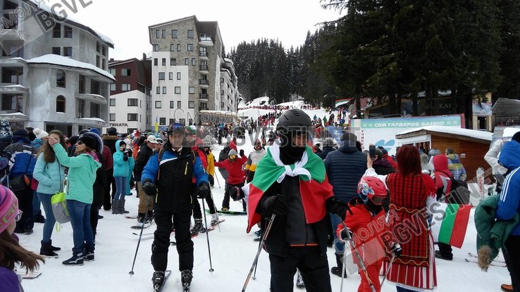 Стотици облякоха народни носии и се спуснаха със знамена в Пампорово /ГАЛЕРИЯ/