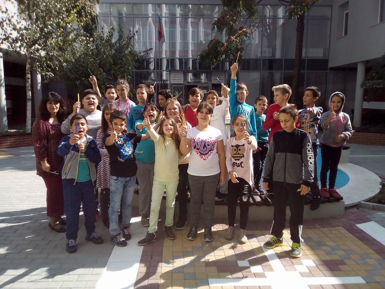 Каравеловци зарадваха бъдещи първокласници с мартеници