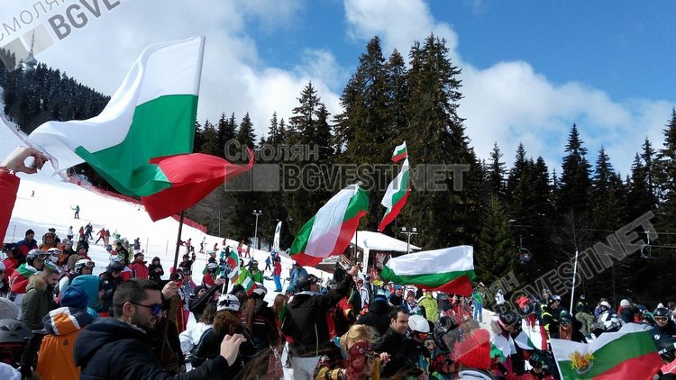Стотици облякоха народни носии и се спуснаха със знамена в Пампорово /ГАЛЕРИЯ/