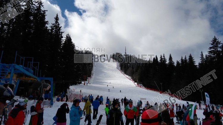 Стотици облякоха народни носии и се спуснаха със знамена в Пампорово /ГАЛЕРИЯ/