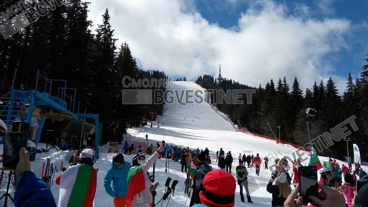 Стотици облякоха народни носии и се спуснаха със знамена в Пампорово /ГАЛЕРИЯ/