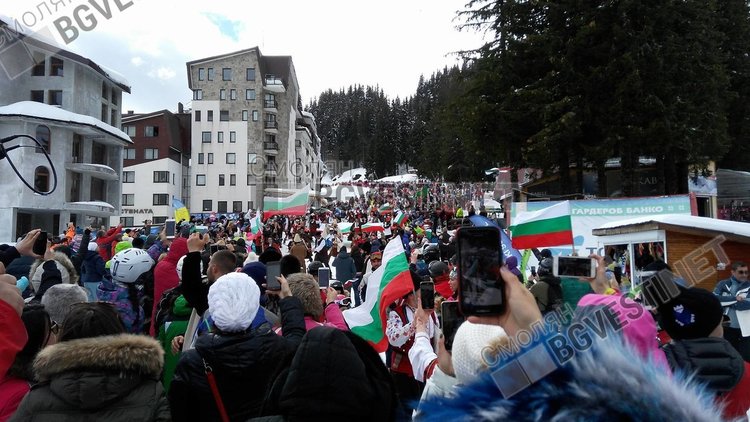 Стотици облякоха народни носии и се спуснаха със знамена в Пампорово /ГАЛЕРИЯ/