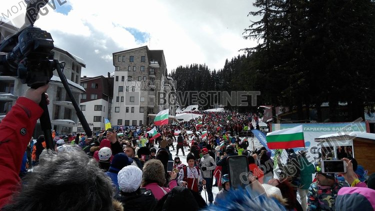 Стотици облякоха народни носии и се спуснаха със знамена в Пампорово /ГАЛЕРИЯ/