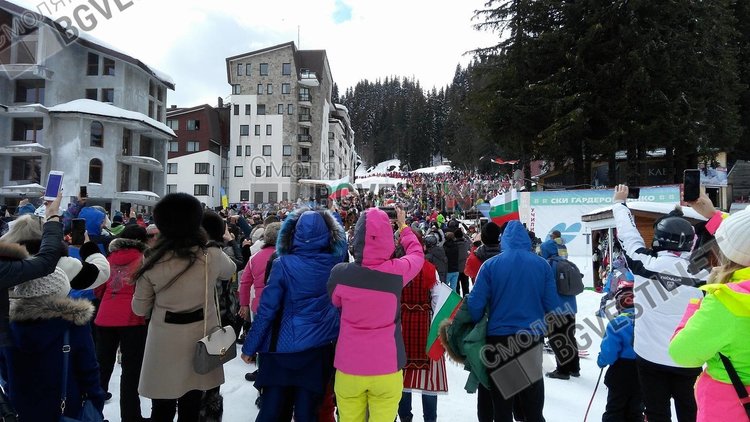 Стотици облякоха народни носии и се спуснаха със знамена в Пампорово /ГАЛЕРИЯ/