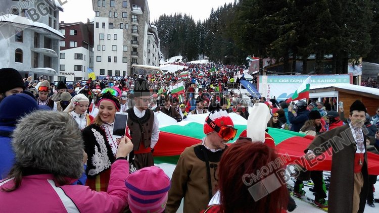 Стотици облякоха народни носии и се спуснаха със знамена в Пампорово /ГАЛЕРИЯ/