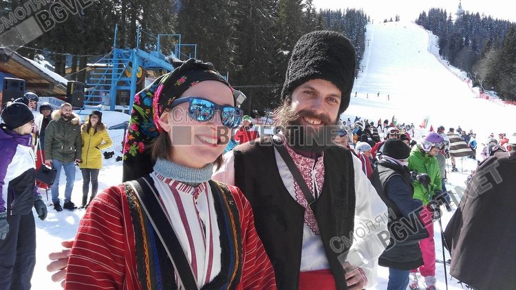 Стотици облякоха народни носии и се спуснаха със знамена в Пампорово /ГАЛЕРИЯ/