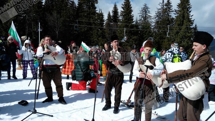 Стотици облякоха народни носии и се спуснаха със знамена в Пампорово /ГАЛЕРИЯ/
