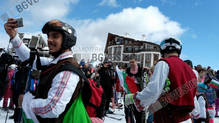 Стотици облякоха народни носии и се спуснаха със знамена в Пампорово /ГАЛЕРИЯ/