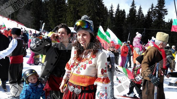 Стотици облякоха народни носии и се спуснаха със знамена в Пампорово /ГАЛЕРИЯ/