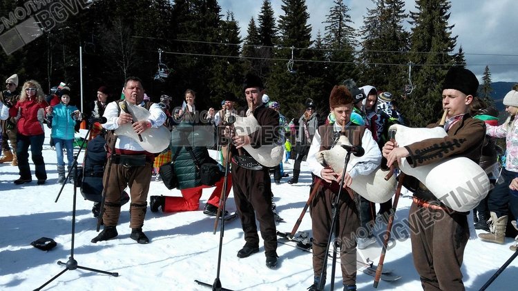Стотици облякоха народни носии и се спуснаха със знамена в Пампорово /ГАЛЕРИЯ/