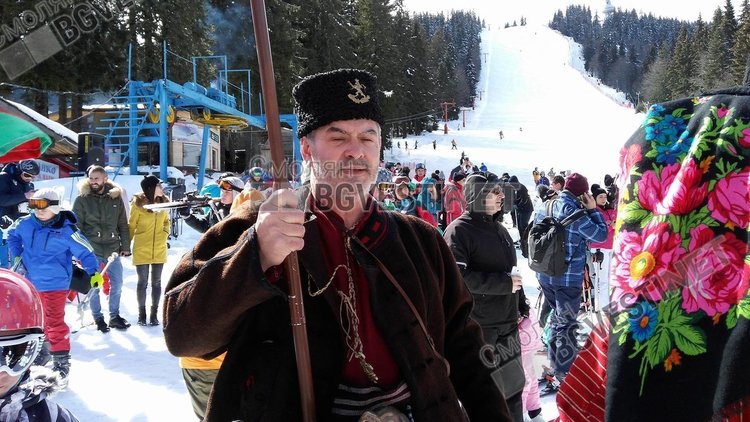 Стотици облякоха народни носии и се спуснаха със знамена в Пампорово /ГАЛЕРИЯ/