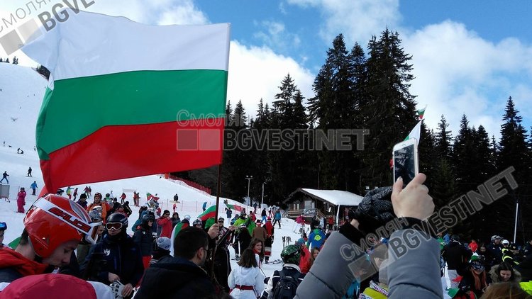 Стотици облякоха народни носии и се спуснаха със знамена в Пампорово /ГАЛЕРИЯ/
