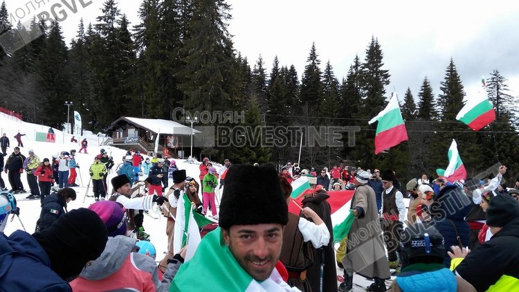 Стотици облякоха народни носии и се спуснаха със знамена в Пампорово /ГАЛЕРИЯ/