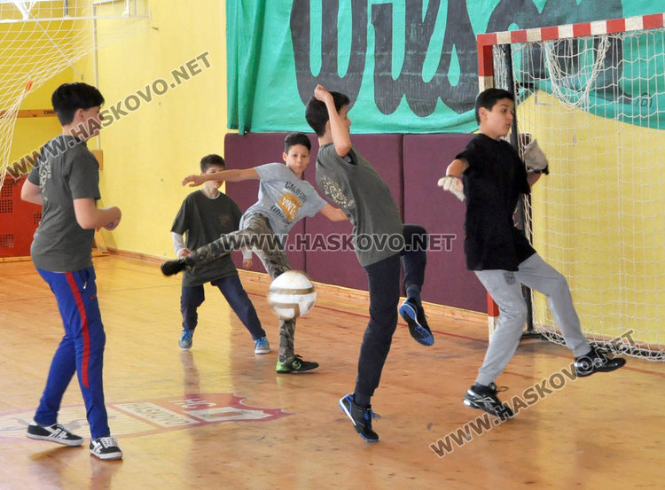 Ученици от „Рилски” шампиони във футболен турнир за 3-ти март