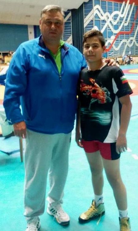 Юсню Юсеин (вдясно) и единият от треньорите Петю Кирев