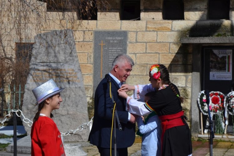 Момчилград отбеляза тържествено националния празник на България