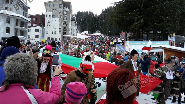 Стотици облякоха народни носии и се спуснаха със знамена в Пампорово /ГАЛЕРИЯ/