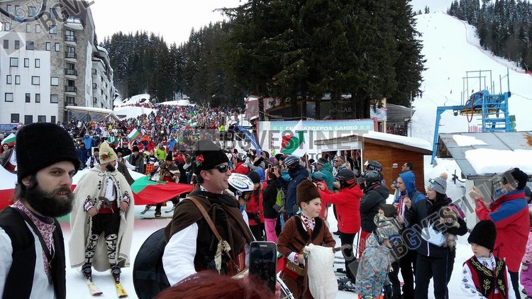 Стотици облякоха народни носии и се спуснаха със знамена в Пампорово /ГАЛЕРИЯ/