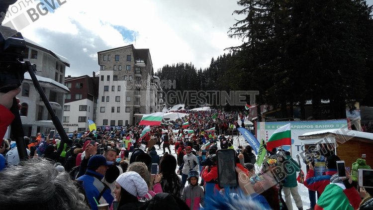 Стотици облякоха народни носии и се спуснаха със знамена в Пампорово /ГАЛЕРИЯ/