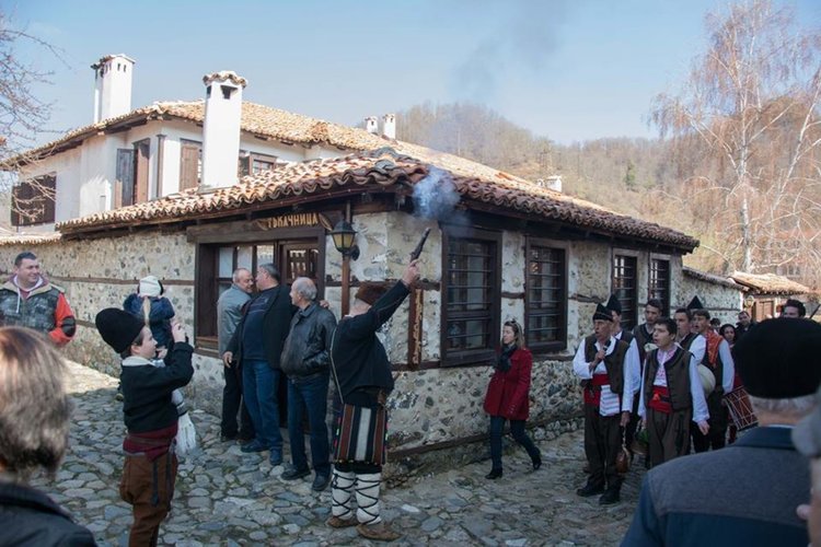 Златоград празнува с масова възстановка на мегдана в стария град