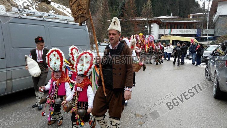 300 кукери прогониха злото в Широка лъка