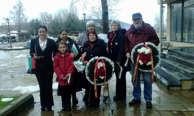  Младежи и жени от БСП раздават календари за Трети март в Кърджали