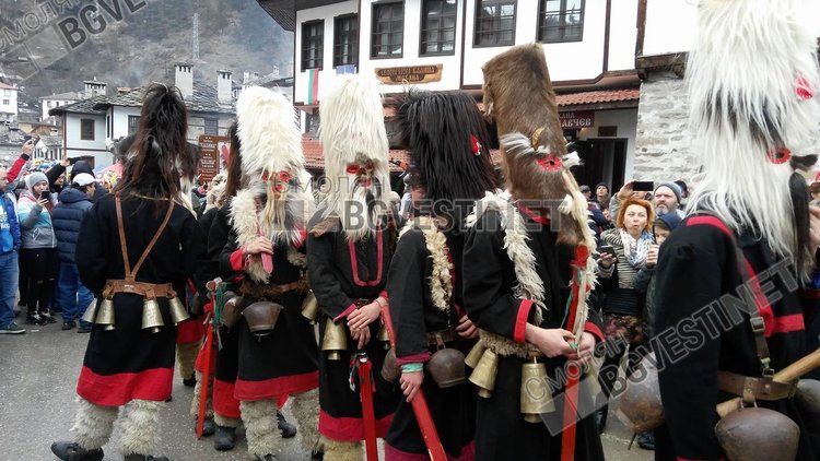 300 кукери прогониха злото в Широка лъка