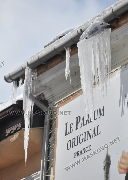 До 10 градуса в неделя, продължава снеготопенето