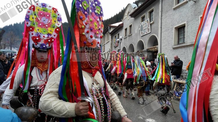 300 кукери прогониха злото в Широка лъка