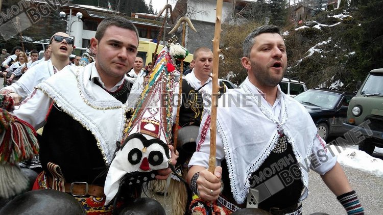 300 кукери прогониха злото в Широка лъка