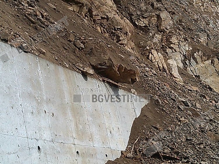 200 кубиика камъни и пръст затвориха пътя Смилян-Рудозем