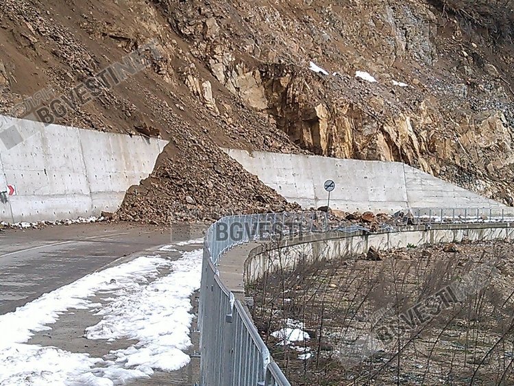 200 кубиика камъни и пръст затвориха пътя Смилян-Рудозем