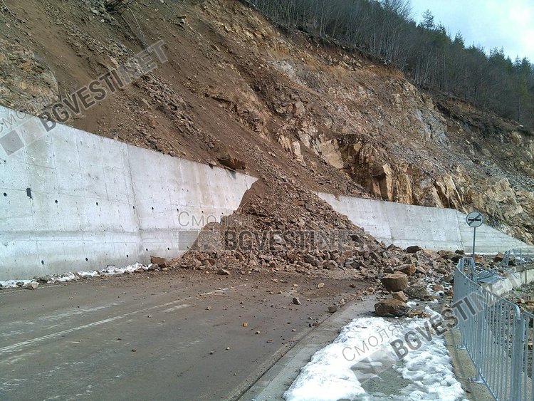 200 кубиика камъни и пръст затвориха пътя Смилян-Рудозем