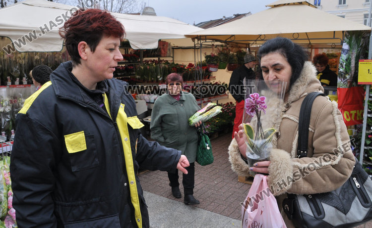 Осмомартенският пазар на цветя е в разгара си