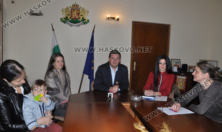 Две двойки с шанс за дете от коледната кампания на областния управител