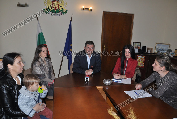 Две двойки с шанс за дете от коледната кампания на областния управител