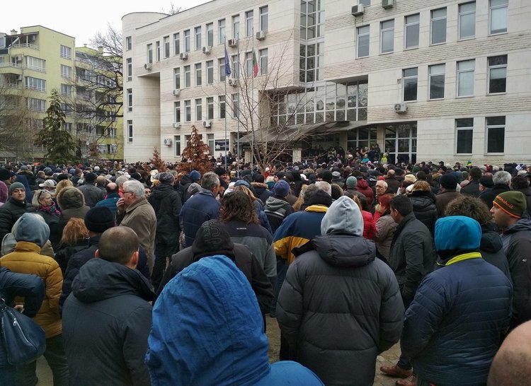 Хиляди се събраха на протест вчера в Пловдив. Днешният протест е насрочен за 17:30 ч. на пл. “Съединение” в Пловдив. Снимка: Фейсбук група “Свобода за д-р Димитров.”