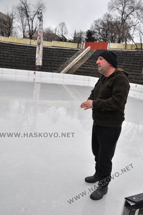 Оставиха ледената пързалка да се топи