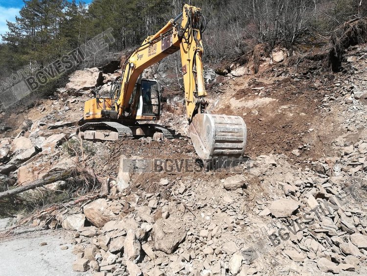 Над 200 кубика скали затвориха пътя за Мадан, ще се разчистят най-рано късно днес/снимки/