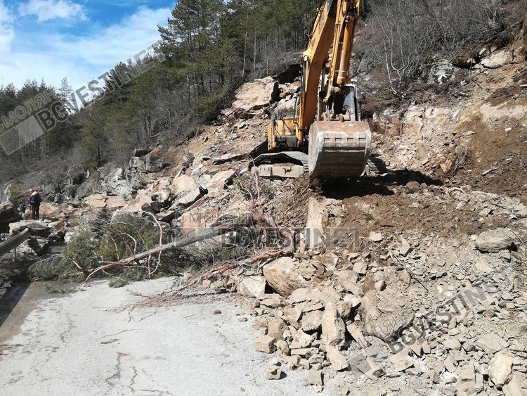 Над 200 кубика скали затвориха пътя за Мадан, ще се разчистят най-рано късно днес/снимки/