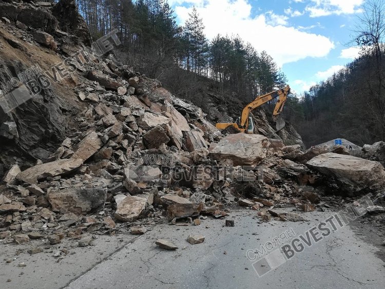 Над 200 кубика скали затвориха пътя за Мадан, ще се разчистят най-рано късно днес/снимки/