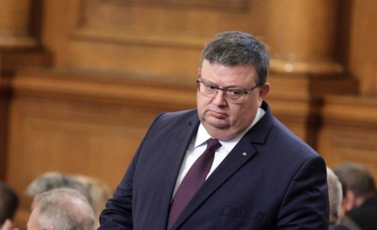 Трима с доживотна присъда се укриват от правосъдието