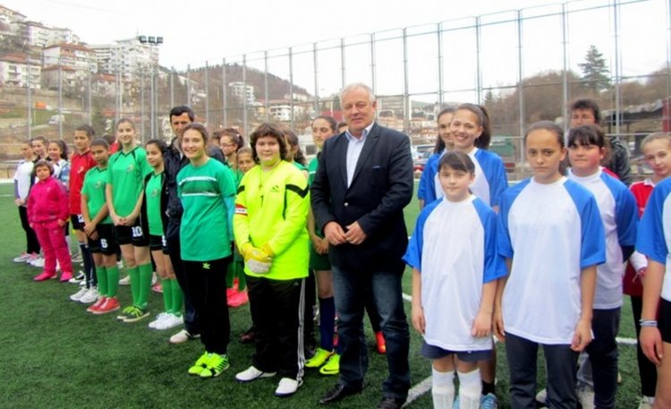 Девойки от пет училища в Смолян ще ритат в турнир за осми март