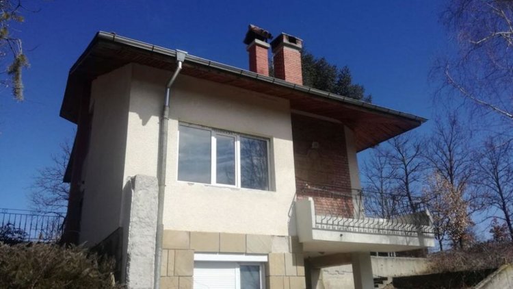 16-годишна задуши бебето си и сложи трупа в хладилник