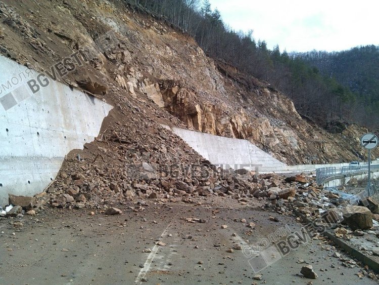 Затворени са две пътни трасета за Рудозем, остава само един маршрут
