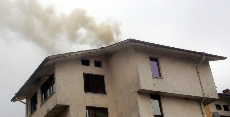 Три комина горяха, лъжлив сигнал за пожар в Смолян