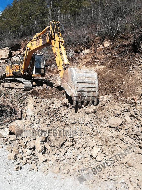 Продължава разчистването на свлачището на пътя за Мадан, прогнозата е за отваряне на едната лента