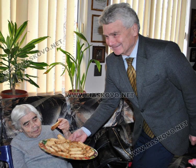 Тракийки с празничен концерт за жената, майката, любимата